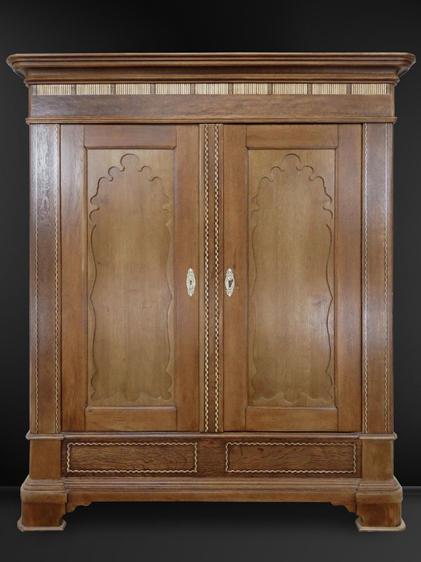 Biedermeier Eicheschrank mit Intarsienbändern