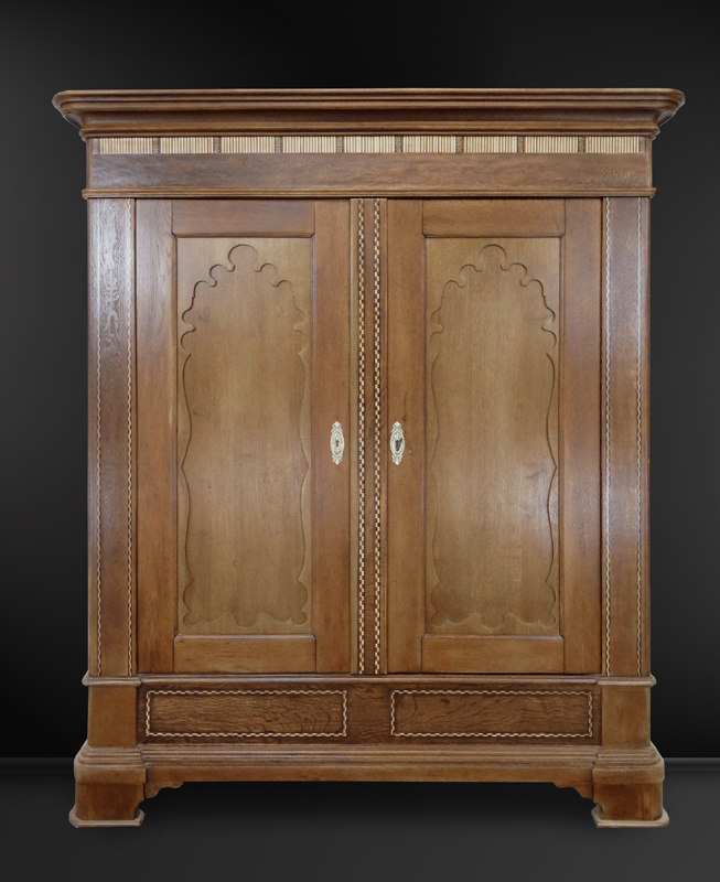 Biedermeier Eicheschrank mit Intarsienbändern