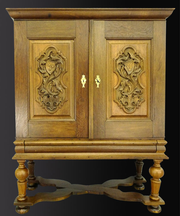 Barock Stollenschrank Kabinettschrank mit Kreuzfuß Eiche massiv, geschnitzte Front
