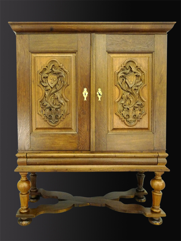 Barock Stollenschrank Kabinettschrank mit Kreuzfuß Eiche massiv, geschnitzte Front