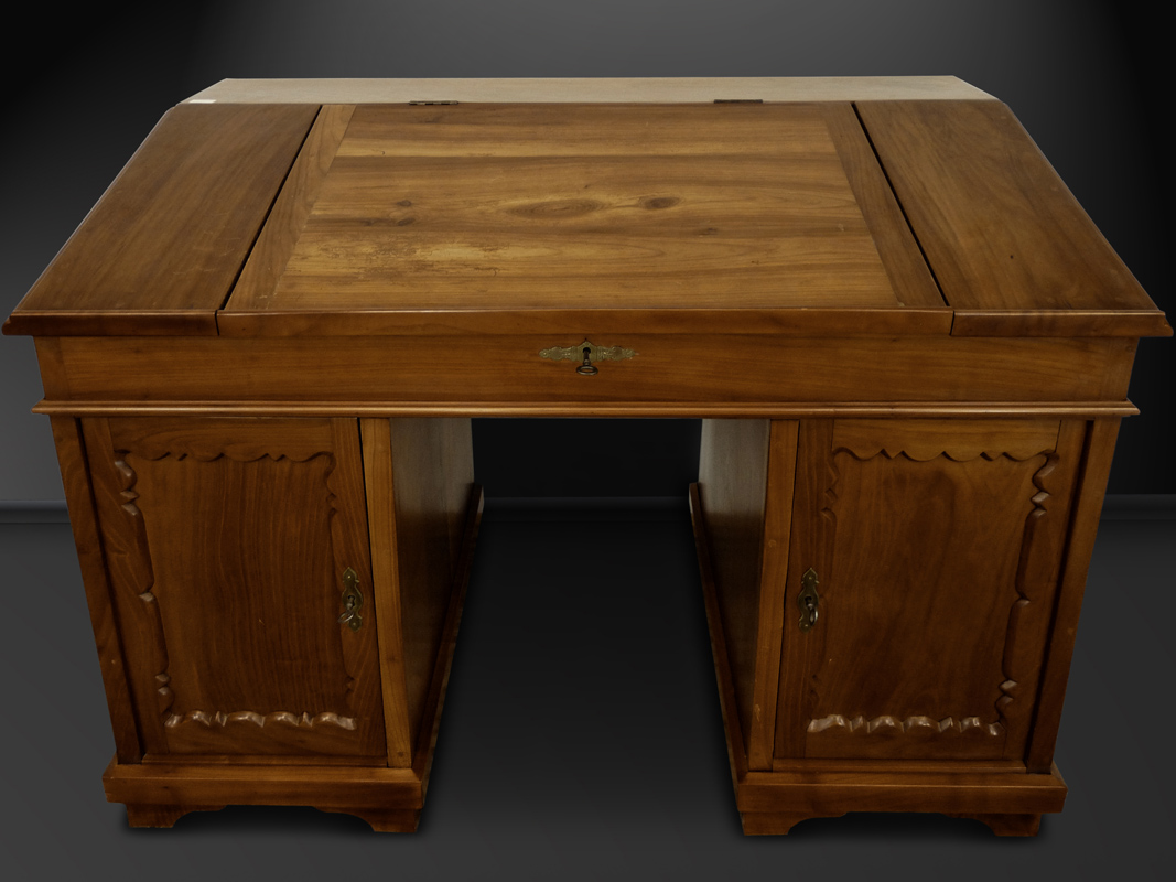 Spätbiedermeier Sitzpult / Schreibtisch Kirschbaum mit Brezelfüllungen