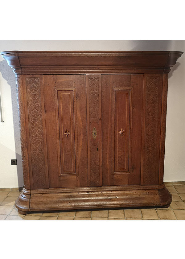 Marburger Eiche-Barockschrank Schnitzereien und Intarsien