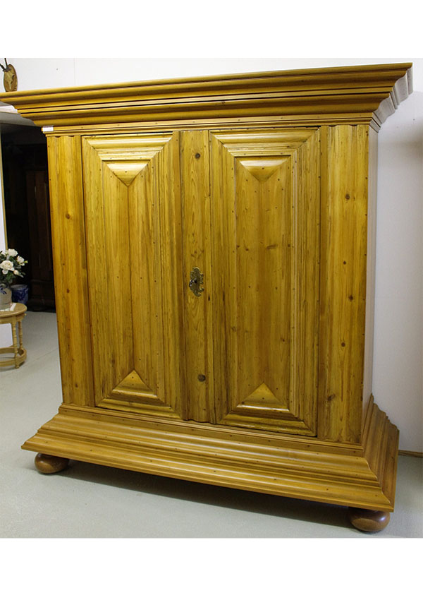 Fichte Frankfurter Wellenschrank um 1740