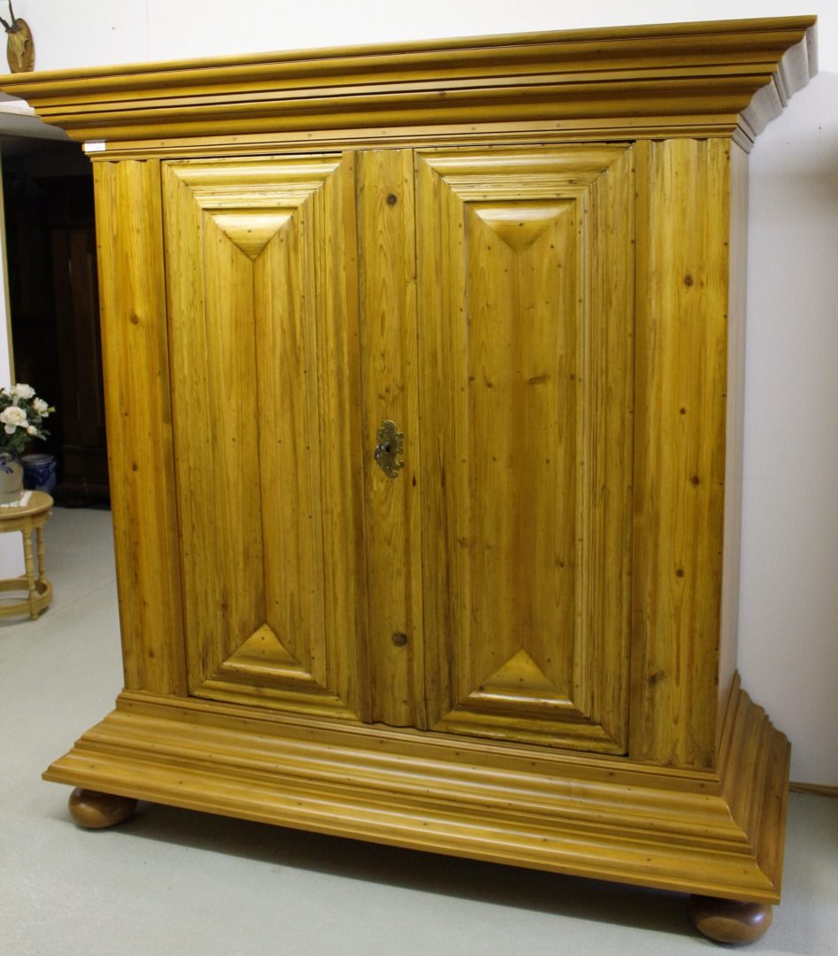 Fichte Frankfurter Wellenschrank um 1740