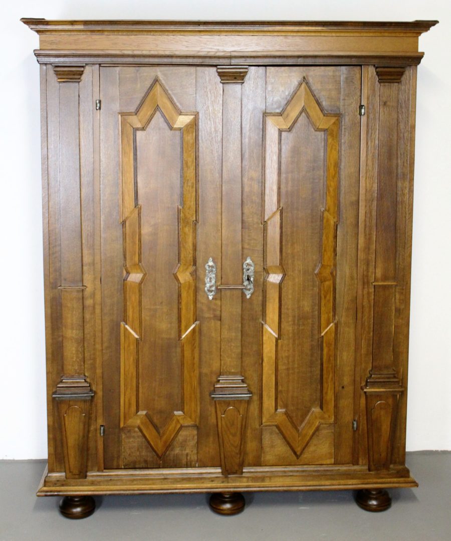 Eiche Renaissance Schrank