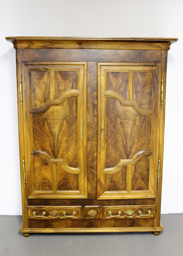 Lothringer Schrank Nussbaum um 1800
