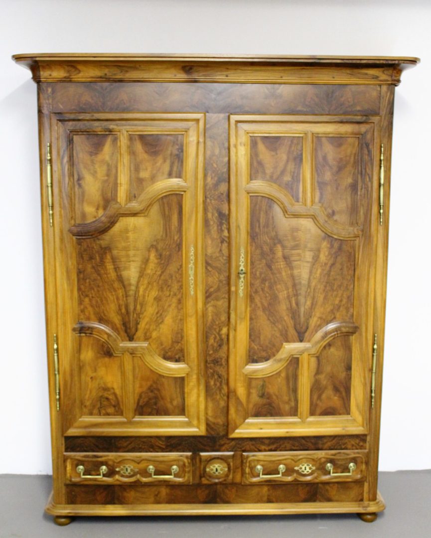 Lothringer Schrank Nussbaum um 1800