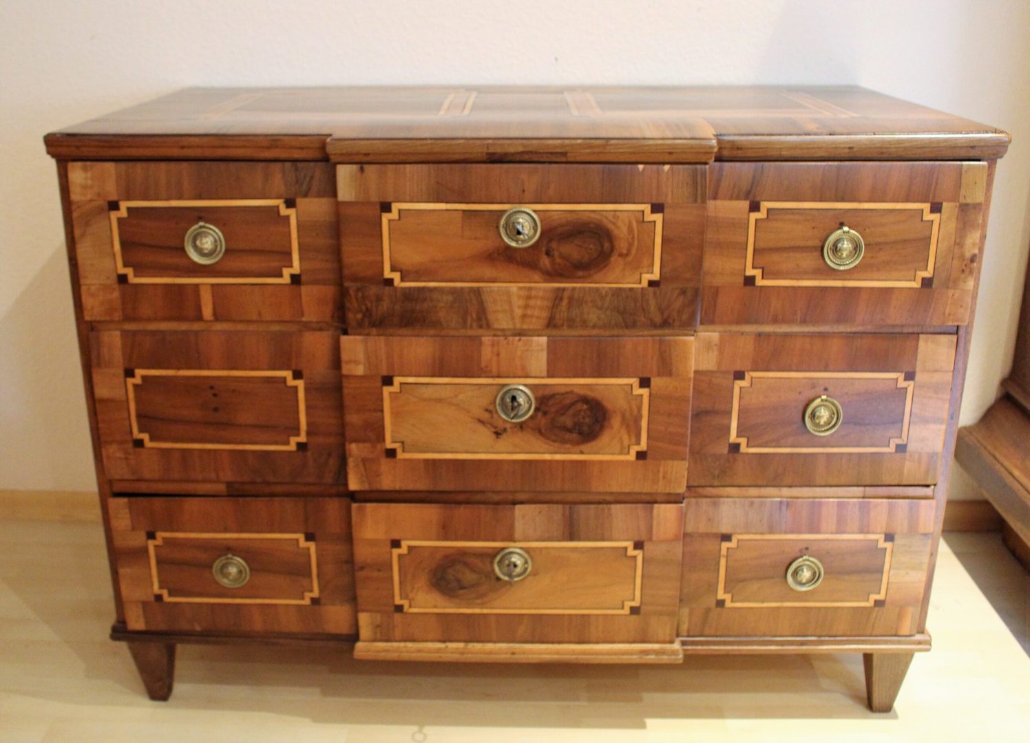 Nussbaum Louis Seize Kommode um 1800