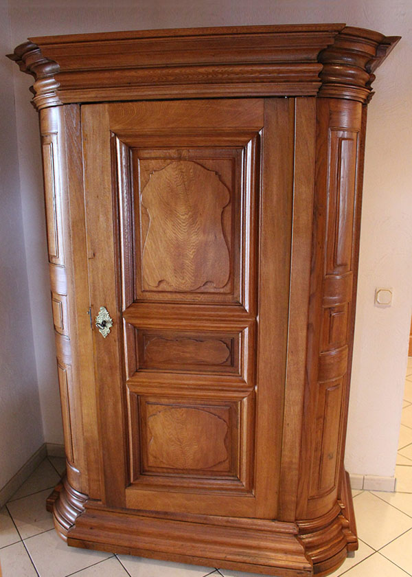 Eintüriger Abgerundeter Eiche Barockschrank um 1750.