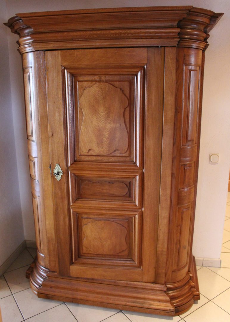 Eintüriger Abgerundeter Eiche Barockschrank um 1750.