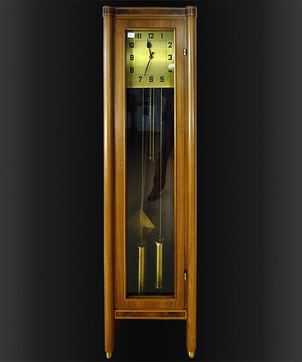 Stilvolle Art Deco Standuhr mit furniertem Nussbaumgehäuse um 1930