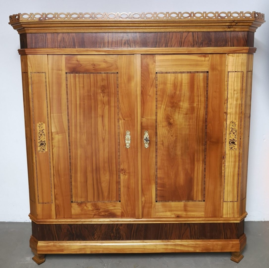 Kirschbaum Intarsienschrank / Hochzeitsschrank Marburg um 1850