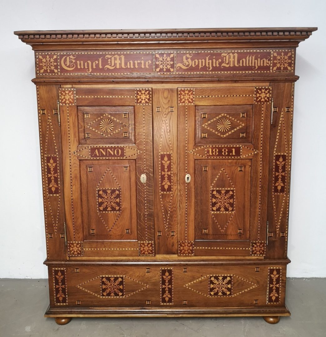 Eiche Schrank mit Intarsien Marburg / Biedenkopf / Lixfeld Dat. Anno 1881