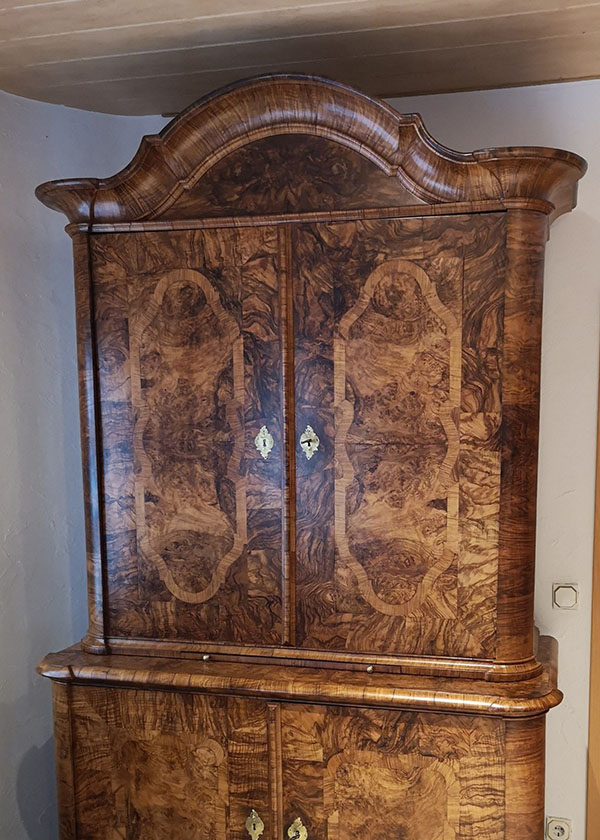 Barock Aufsatzschrank Nussbaum mit Bandelwerk um 1780