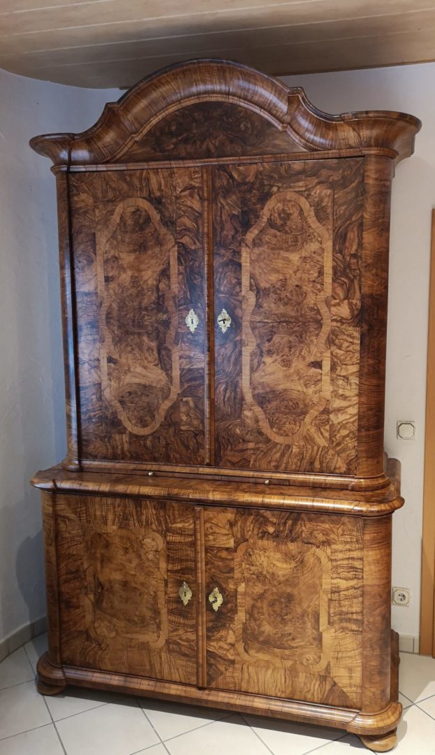 Barock Aufsatzschrank Nussbaum mit Bandelwerk um 1780