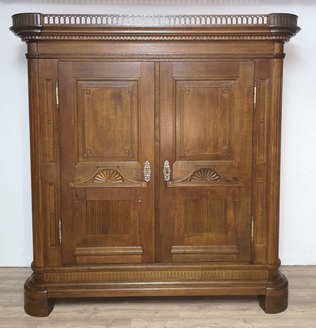 Louis Seize Schrank abgerundet Eiche um 1770