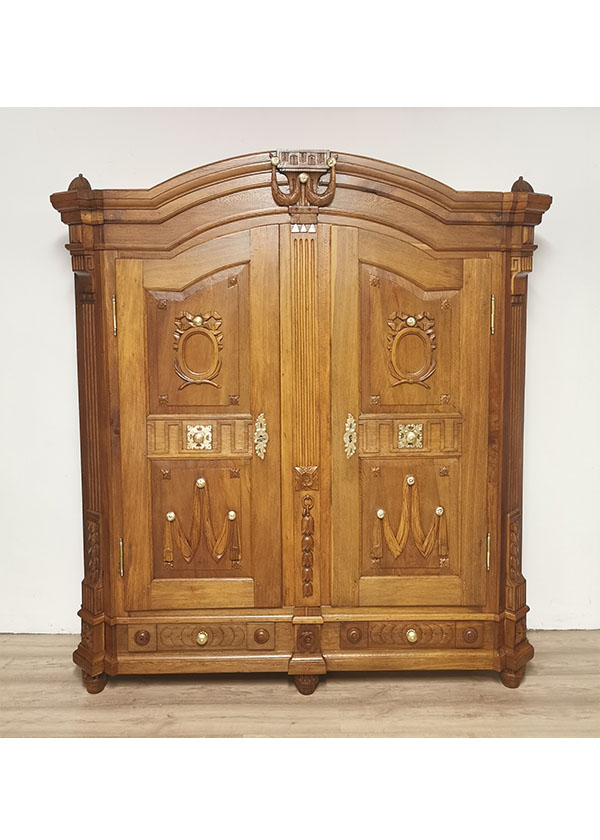 Louis Seize Schrank mit Schnitzereien Eiche um 1760