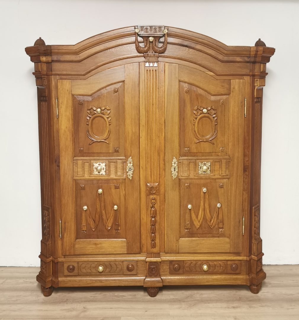 Louis Seize Schrank mit Schnitzereien Eiche um 1760