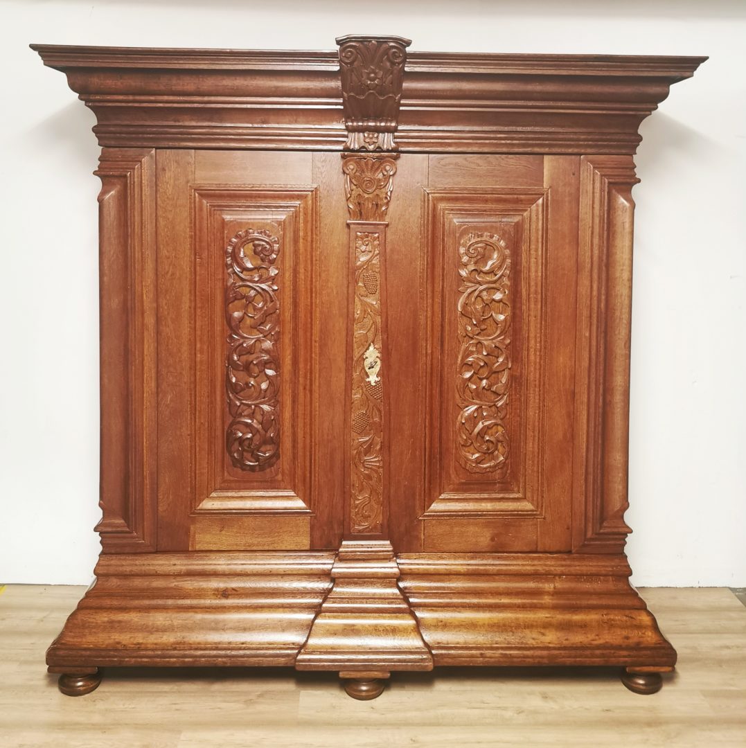 Barock Schrank / Marburger Nasenschrank Eiche um 1740