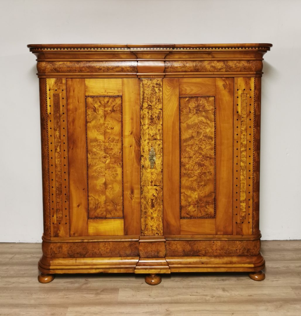 Biedermeier Kirschbaum Schrank / Hochzeitsschrank mit Intarsien
