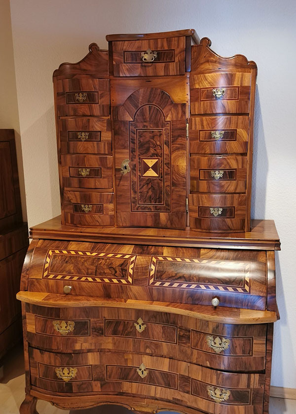 Barock Tabernakel Sekretär Nussbaum mit Intarsien