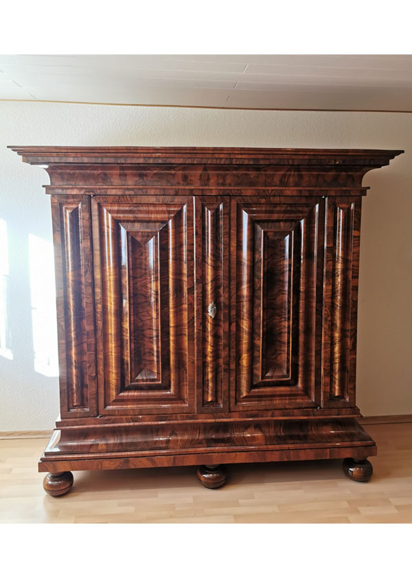 Züricher Wellenschrank Barock Nussbaum Querfurniert