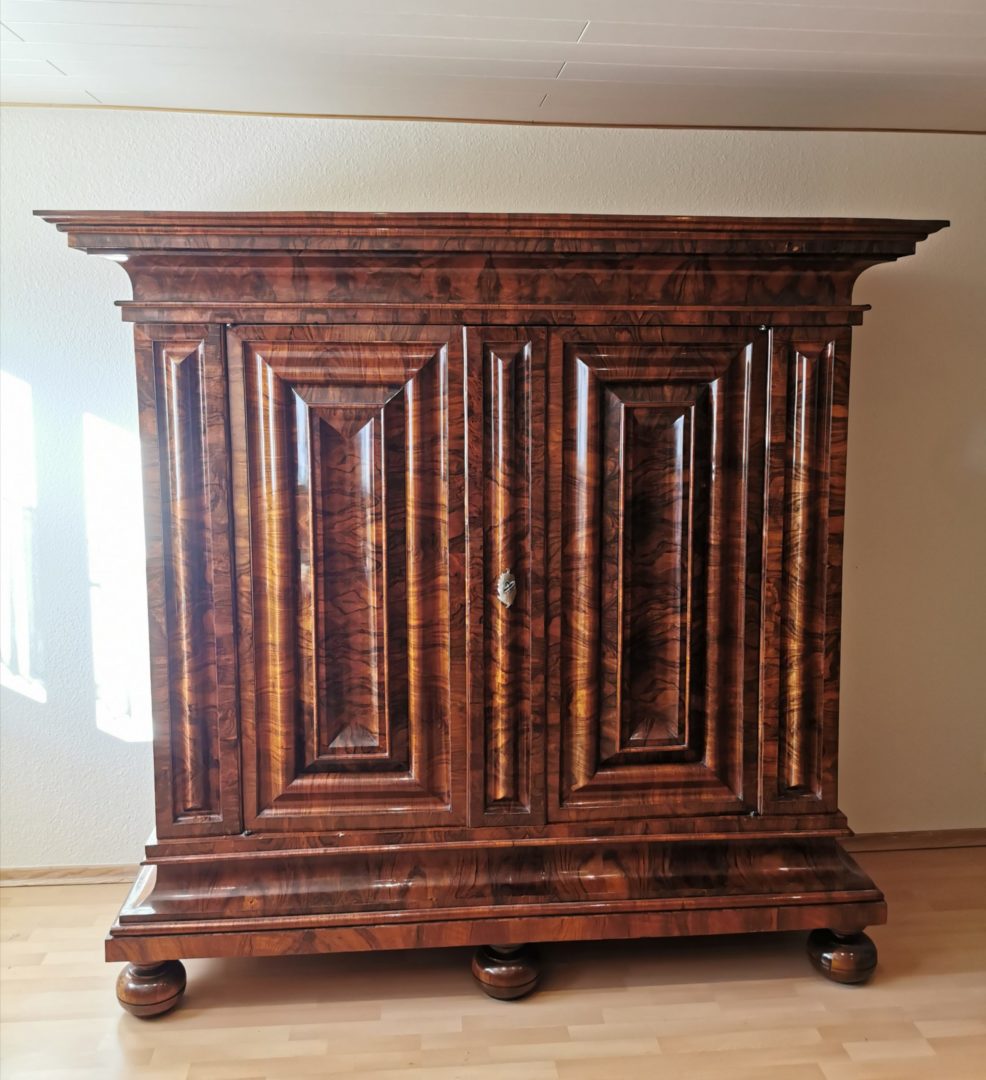 Züricher Wellenschrank Barock Nussbaum Querfurniert