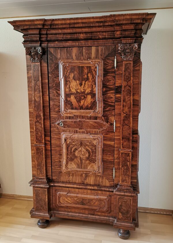 Frankfurter Pilasterschrank Barock eintürig Nussbaum Querfurniert um 1730