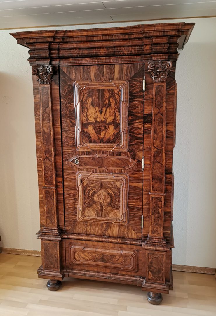 Frankfurter Pilasterschrank Barock eintürig Nussbaum Querfurniert um 1730