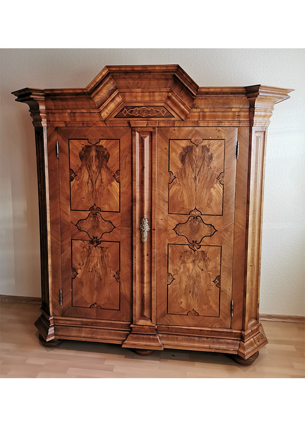Barock Schrank Nussbaum mit Bandelwerkmarketerie
