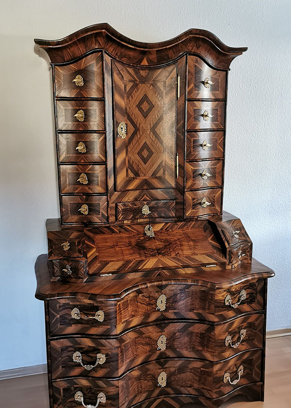 Tabernakel Sekretär / Barock Sekretär Nussbaum Süddeutsch um 1740