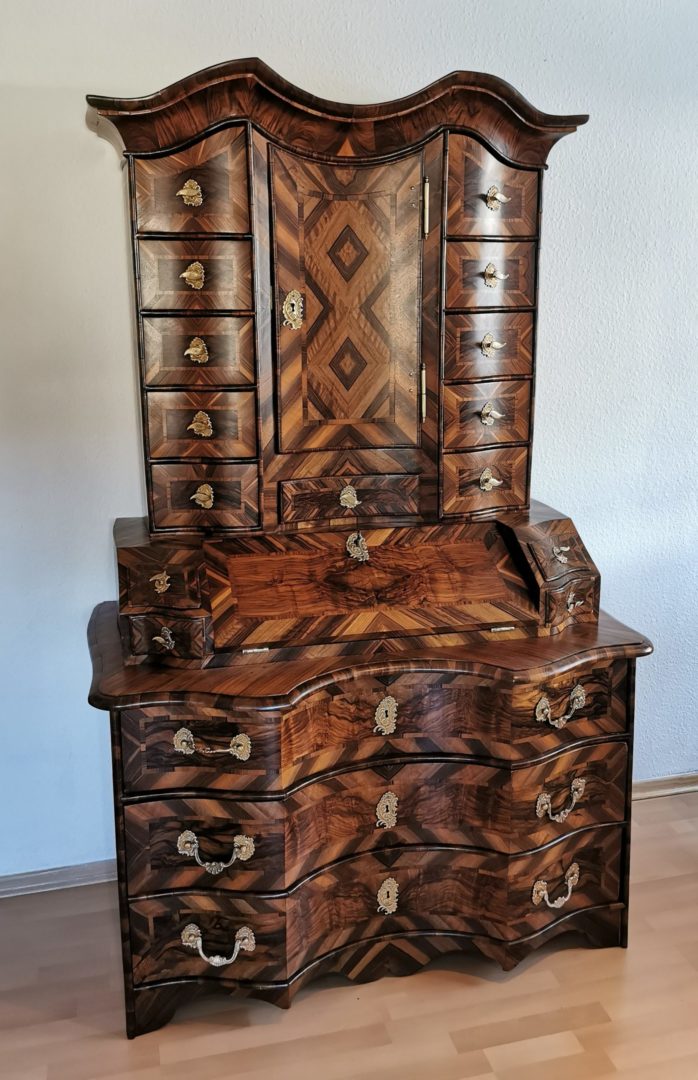 Tabernakel Sekretär / Barock Sekretär Nussbaum Süddeutsch um 1740