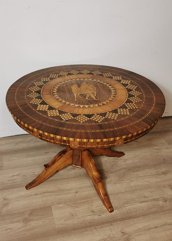 Biedermeier Nussbaum Tisch mit Intarsien