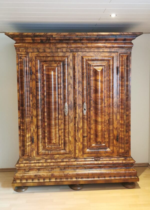 Frankfurter Wellenschrank Barock Nussbaum um 1700