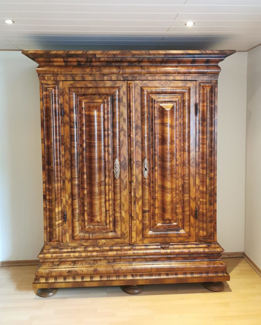 Frankfurter Wellenschrank Barock Nussbaum um 1700