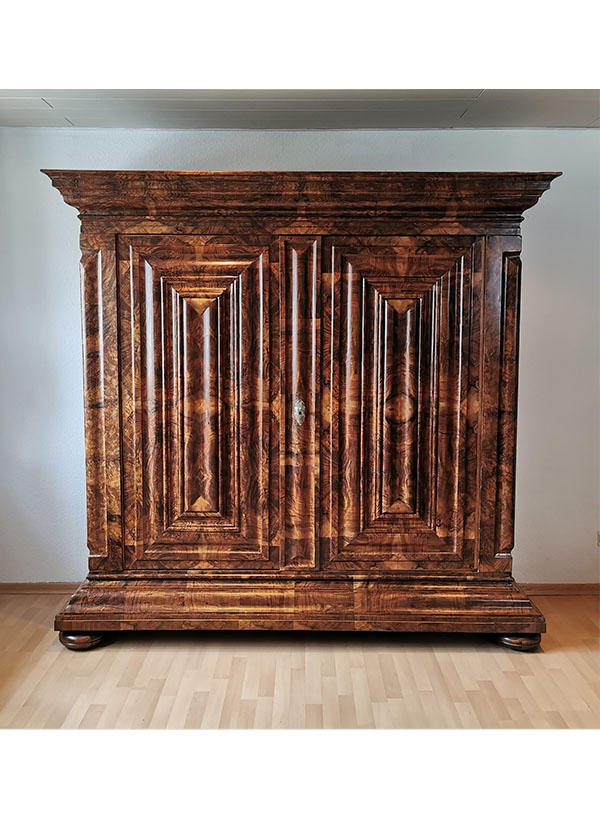 Frankfurter Wellen / Nasen Schrank Nussbaum Querfurniert Barock