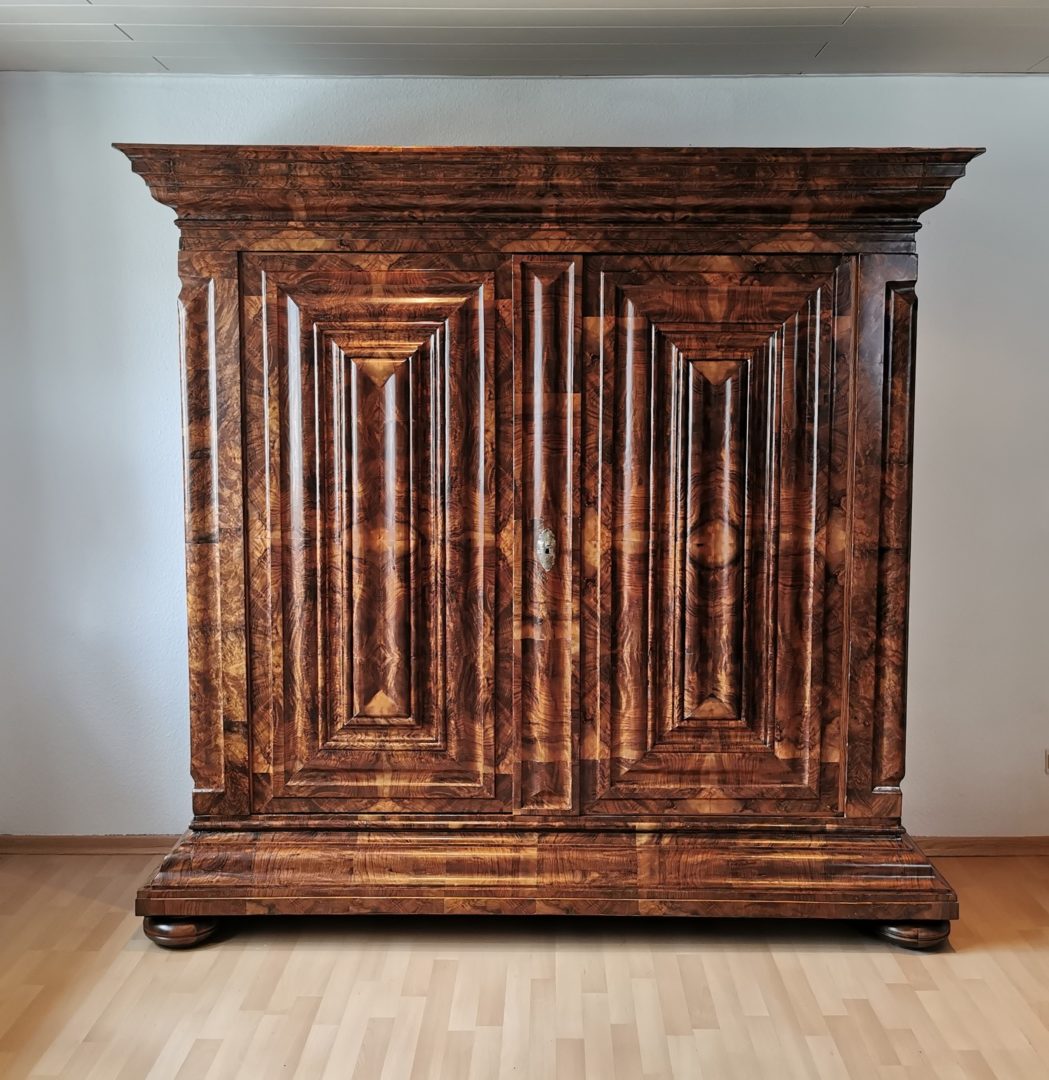 Frankfurter Wellen / Nasen Schrank Nussbaum Querfurniert Barock