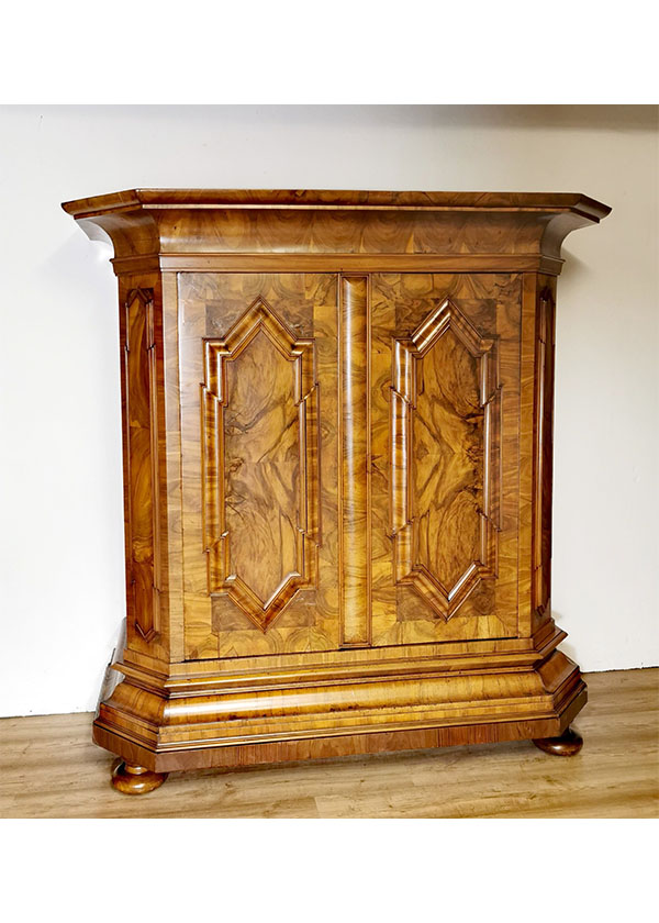 Barock Schrank Nussbaum 18 Jahrhundert