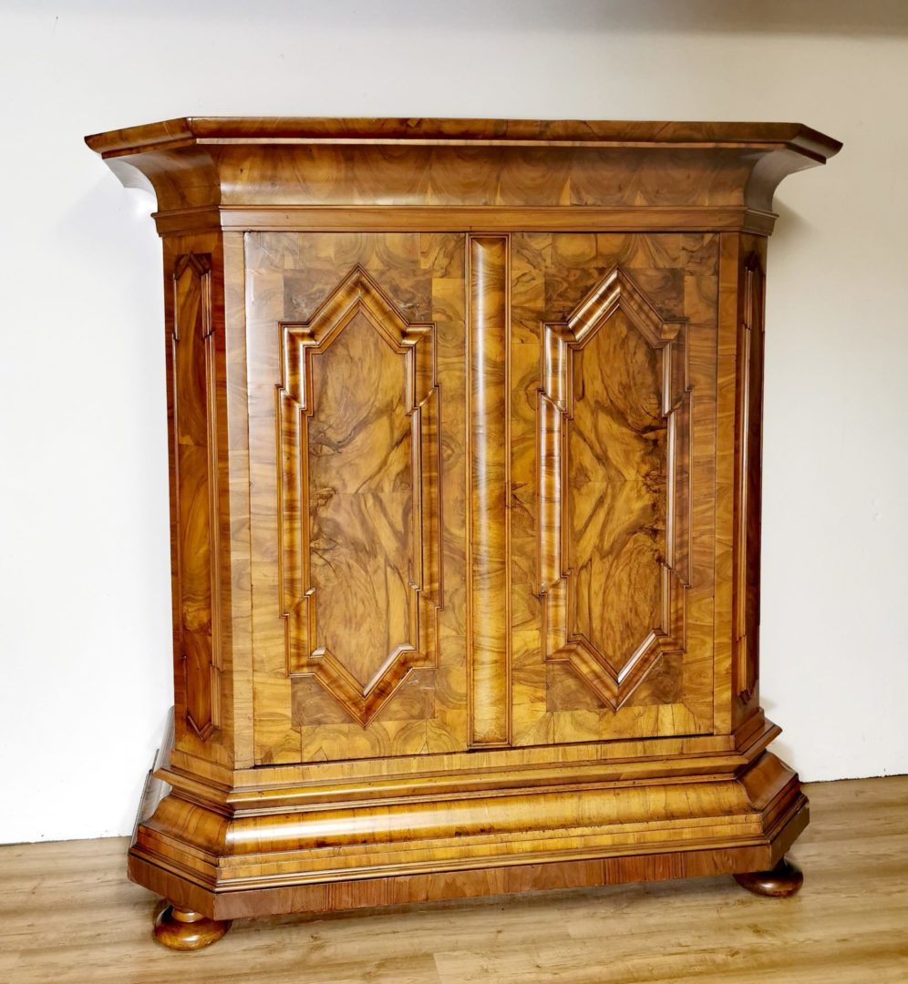 Barock Schrank Nussbaum 18 Jahrhundert