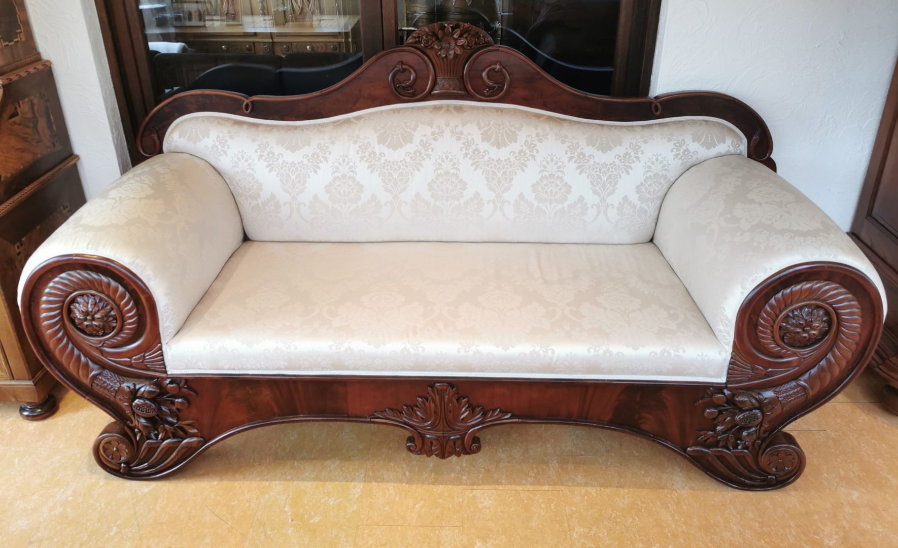 Biedermeier Mahagoni Sofa mit Schnitzereien