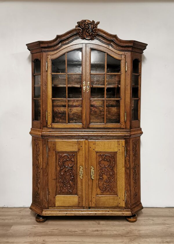 Bergische Aufsatz Vitrine Eiche mit Schnitzereien um 1750