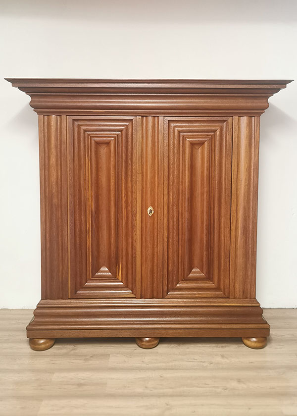 Frankfurter Wellenschrank Eiche massiv