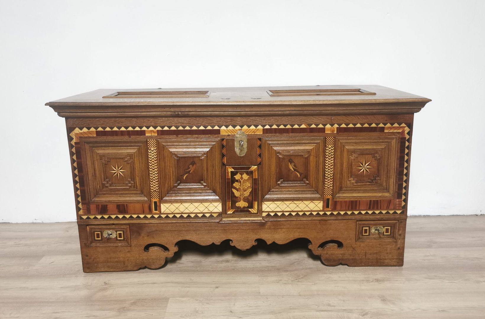 Barock Truhe / Finkentruhe Eiche mit Edelholzeinlagen um 1780 / 90
