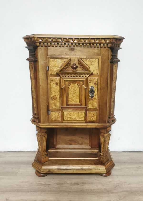 Renaissance Kommode Nussbaum