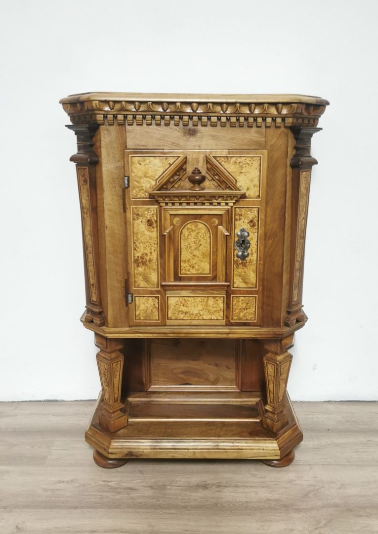 Renaissance Kommode Nussbaum