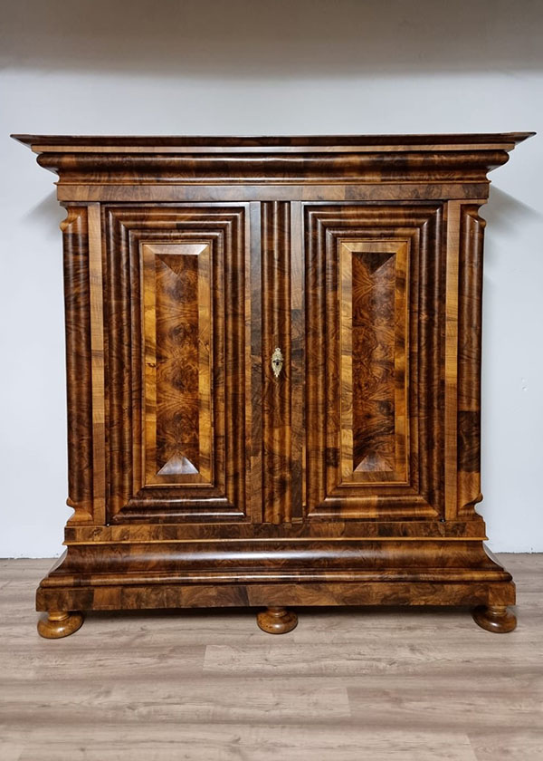 Züricher Nasenschrank / Wellenschrank Barock Nussbaum Querfurniert
