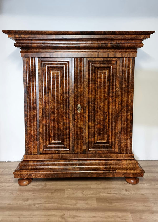 Frankfurter Wellenschrank Nussbaum Querfurniert Barock um 1730