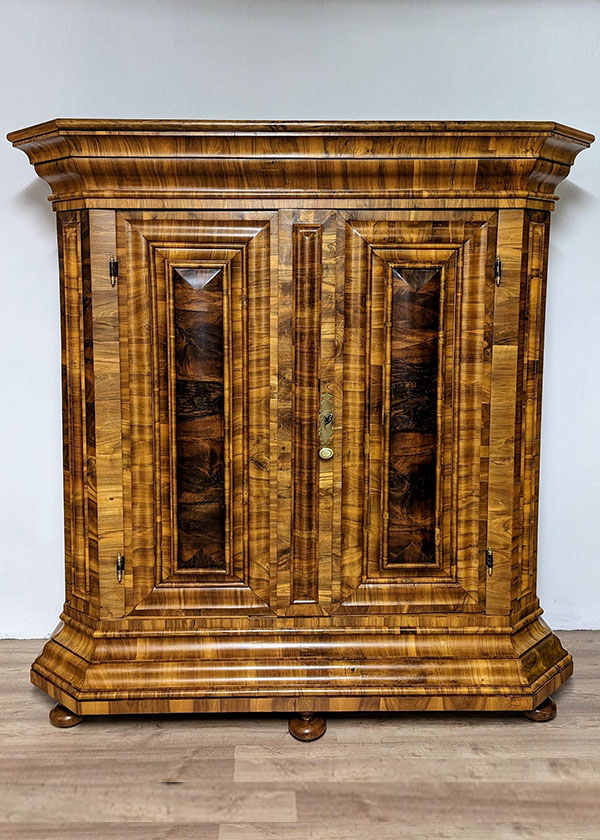 Frankfurter Barock Wellenschrank Nussbaum Querfurniert