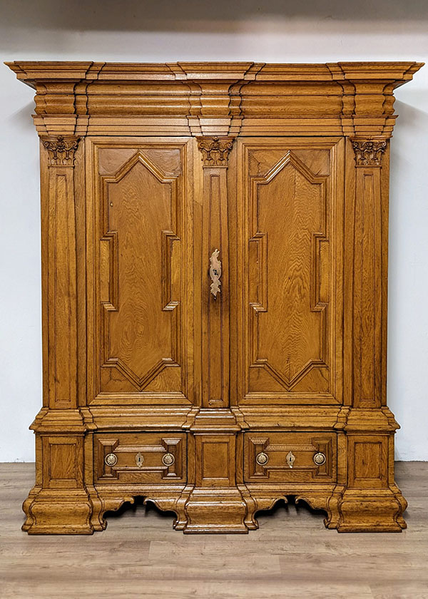 Barock Pilasterschrank Eiche Norddeutschland um 1730