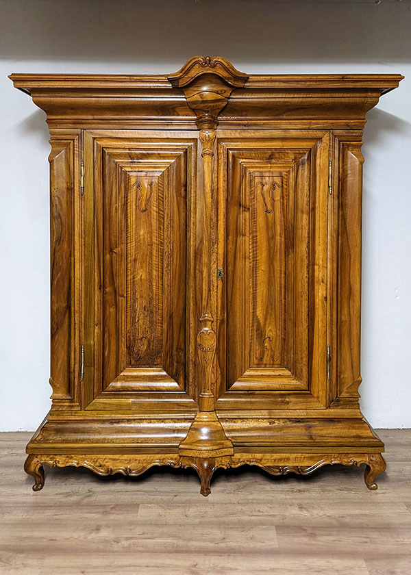 Barock Nasenschrank Nussbaum Mainz um 1730